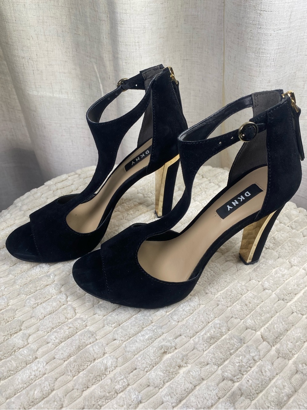 DKNY Colby Black Suede T-Strap Peep Toe Heels Gold Metallic Mirror Accent 7.5M